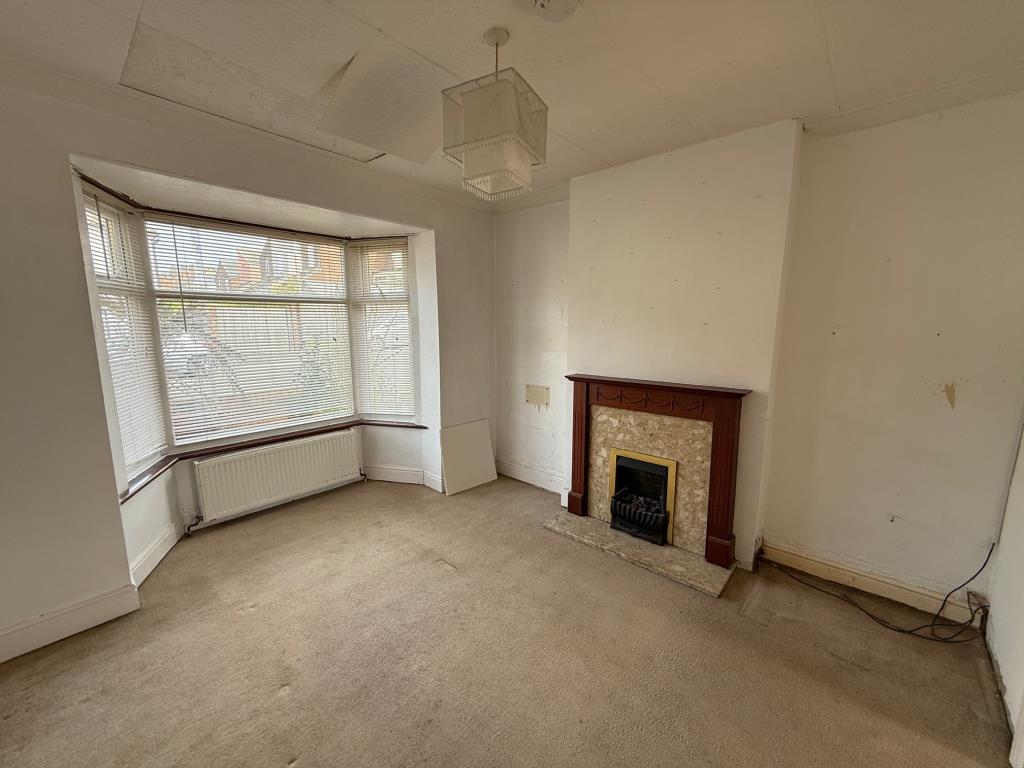 Lot: 139 - END-TERRACE HOUSE FOR IMPROVEMENT - Living room with bay window and fireplace